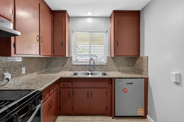 4960 Bradford Dr, Sacramento, CA 95820