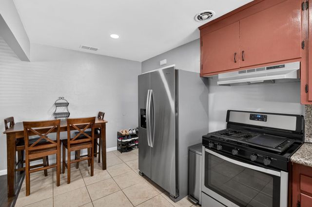 4960 Bradford Dr, Sacramento, CA 95820