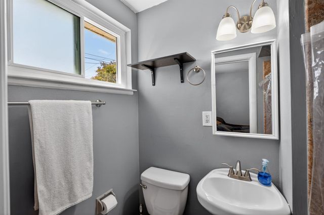 4960 Bradford Dr, Sacramento, CA 95820