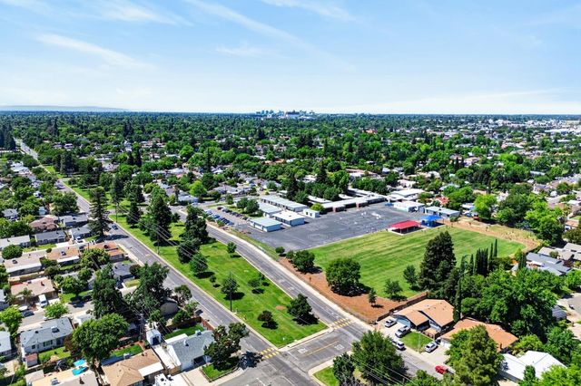 4960 Bradford Dr, Sacramento, CA 95820
