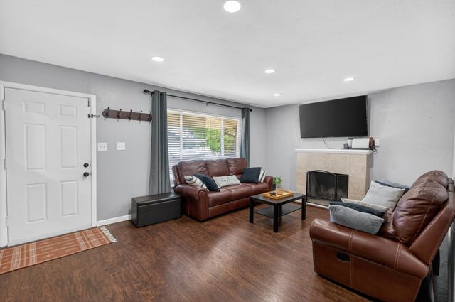 4960 Bradford Dr, Sacramento, CA 95820