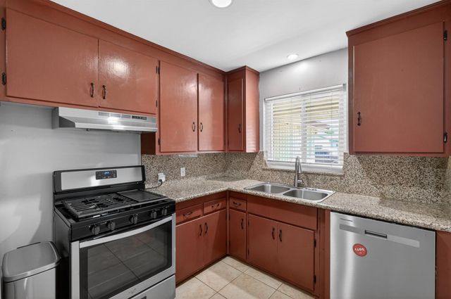4960 Bradford Dr, Sacramento, CA 95820