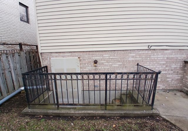 6704 W Forest Preserve Drive, Harwood Heights, IL 60706