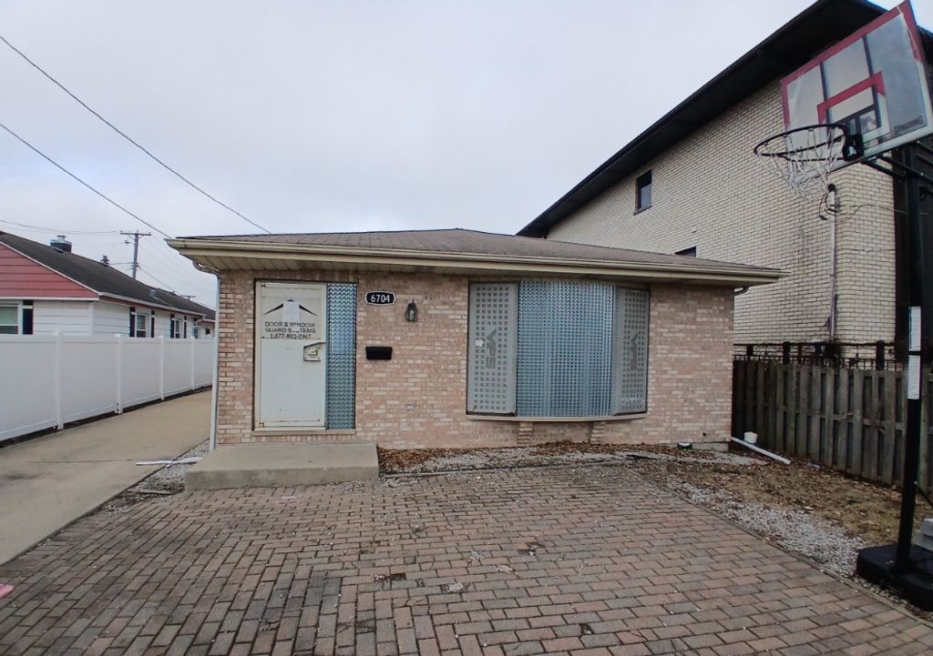 6704 W Forest Preserve Drive, Harwood Heights, IL 60706