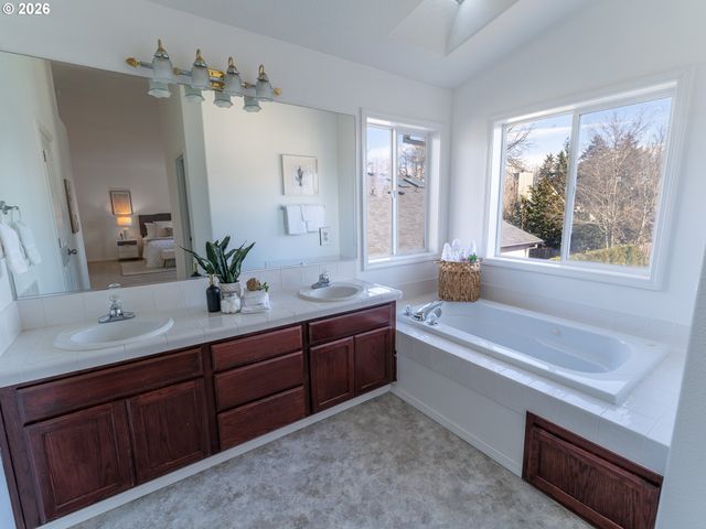 19012 PAULSEN Dr, Oregon City, OR 97045