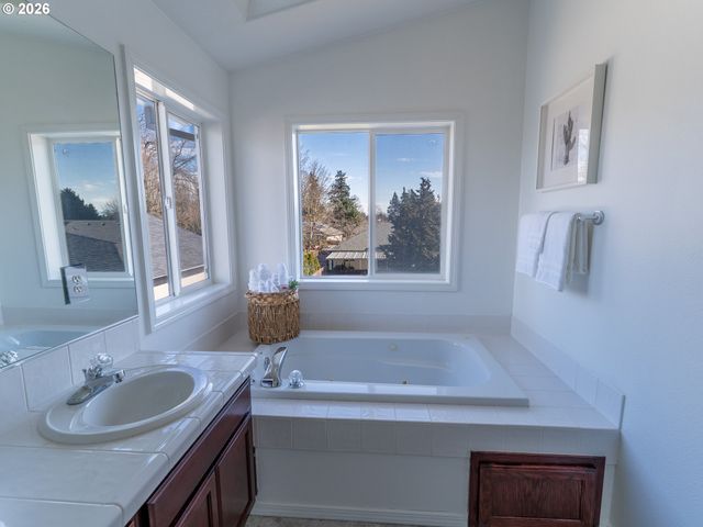 19012 PAULSEN Dr, Oregon City, OR 97045