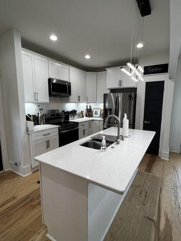 1072B Zophi St, Nashville, TN 37216