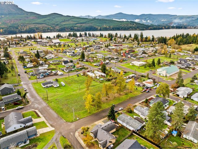 287 E 3RD St, Lowell, OR 97452