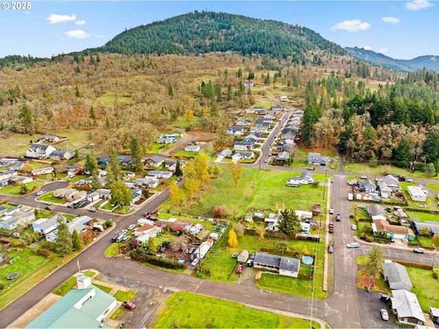 287 E 3RD St, Lowell, OR 97452