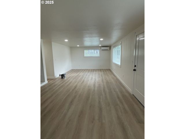 287 E 3RD St, Lowell, OR 97452