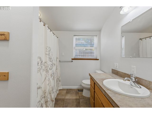 1002 JQ ADAMS St, Oregon City, OR 97045