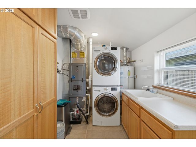 1002 JQ ADAMS St, Oregon City, OR 97045