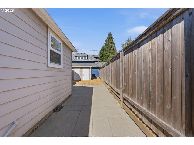 1002 JQ ADAMS St, Oregon City, OR 97045