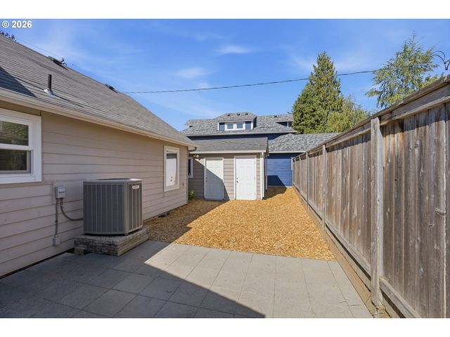 1002 JQ ADAMS St, Oregon City, OR 97045