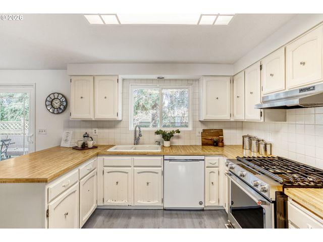 416 OGDEN Dr, Oregon City, OR 97045