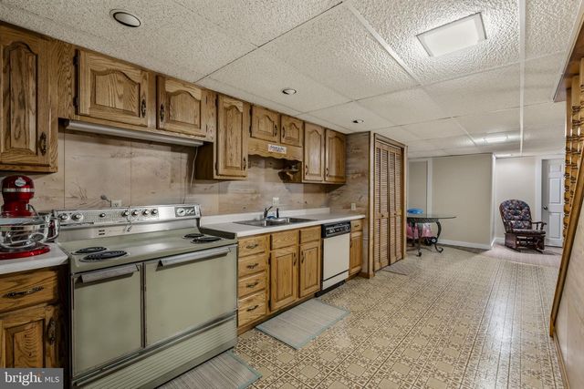 166 BUTTER RD, Leola, PA 17540