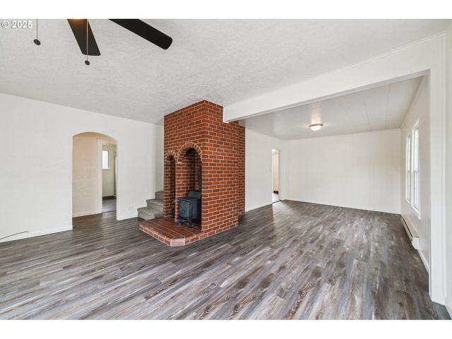 1602 JEFFERSON St, Kelso, WA 98626