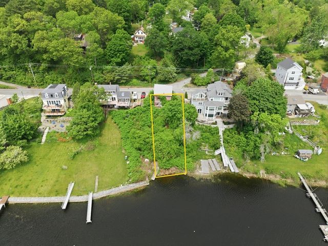 52 Merrimac St, Amesbury, MA 01913