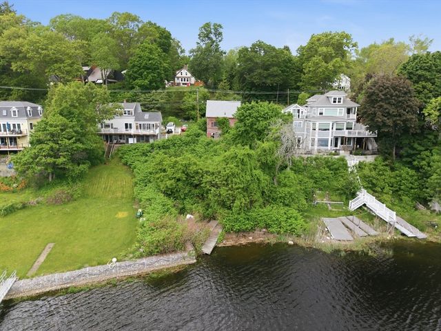 52 Merrimac St, Amesbury, MA 01913