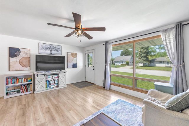 2543 SHADE TREE LANE, Green Bay, WI 54313