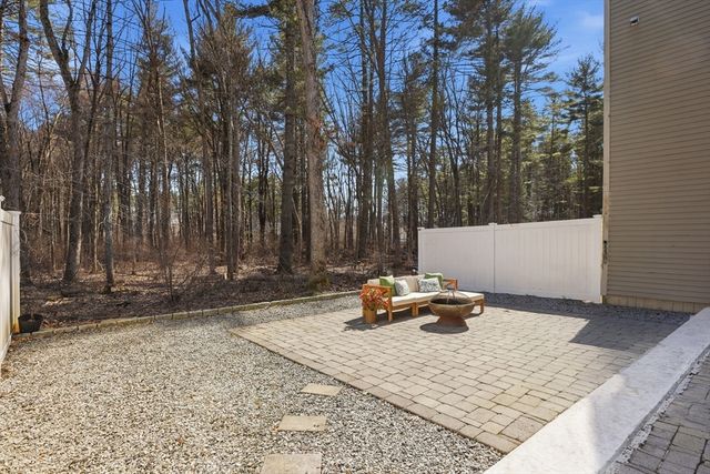 20 Winterberry Way, Bedford, MA 01730