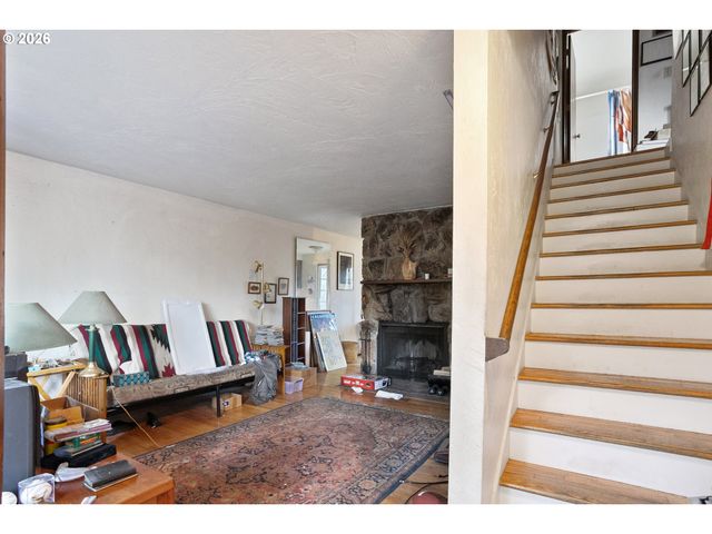 616 S 71ST St, Springfield, OR 97478