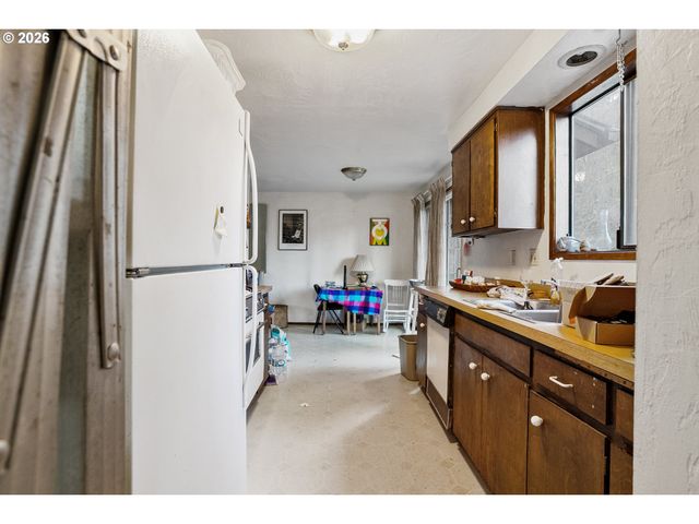 616 S 71ST St, Springfield, OR 97478