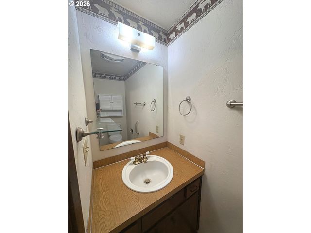 616 S 71ST St, Springfield, OR 97478