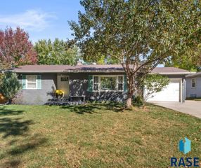 804 S Bahnson Ave Avenue, Sioux Falls, SD 57103