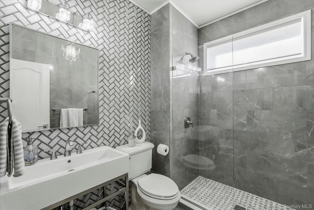18 King Arthur Court, New City, NY 10956