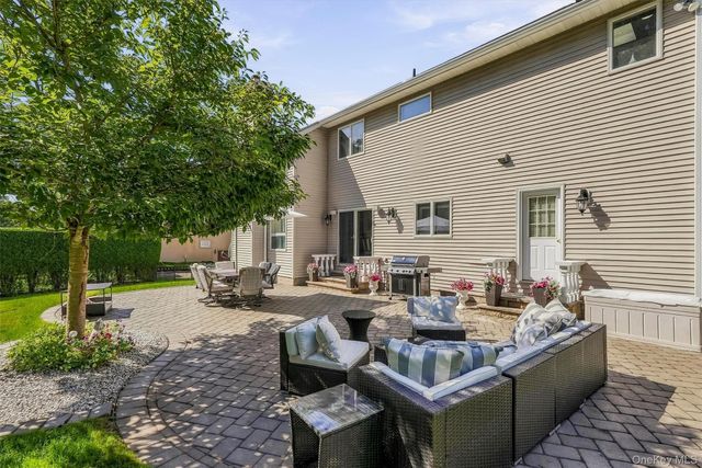 18 King Arthur Court, New City, NY 10956