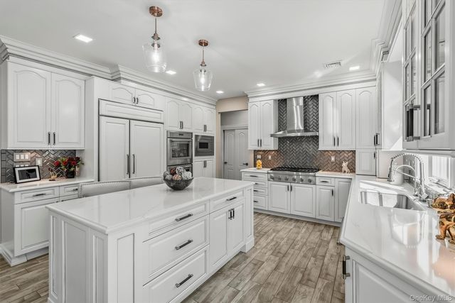 18 King Arthur Court, New City, NY 10956