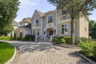 18 King Arthur Court, New City, NY 10956