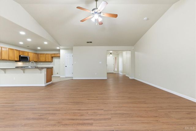 1975 W Tudor Lane, Hanford, CA 93230