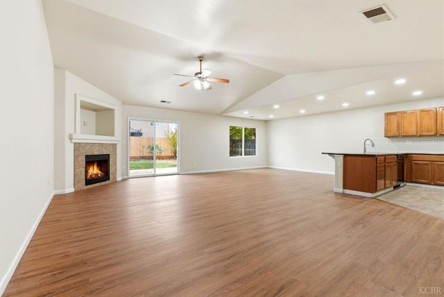 1975 W Tudor Lane, Hanford, CA 93230