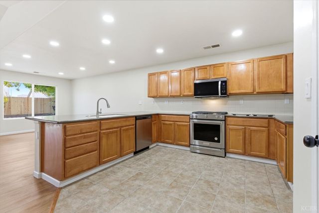 1975 W Tudor Lane, Hanford, CA 93230