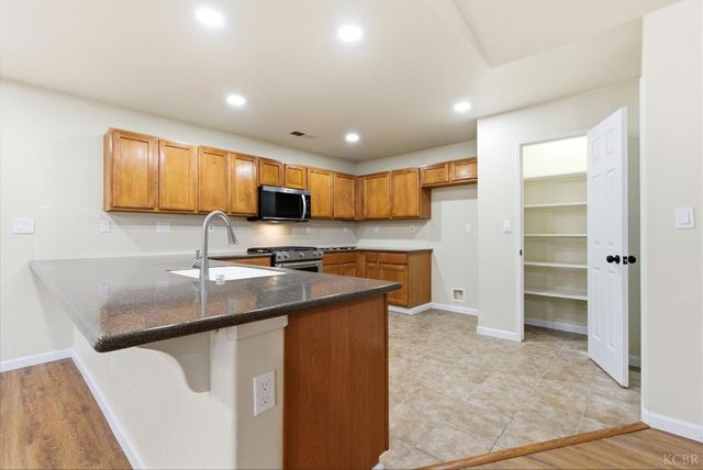 1975 W Tudor Lane, Hanford, CA 93230