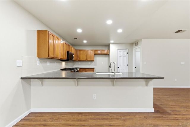 1975 W Tudor Lane, Hanford, CA 93230