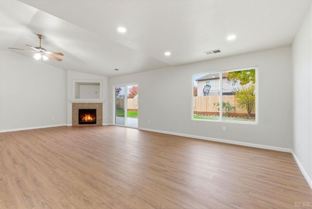 1975 W Tudor Lane, Hanford, CA 93230