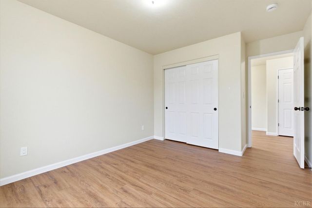 1975 W Tudor Lane, Hanford, CA 93230