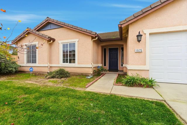 1975 W Tudor Lane, Hanford, CA 93230