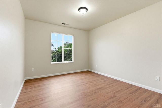 1975 W Tudor Lane, Hanford, CA 93230