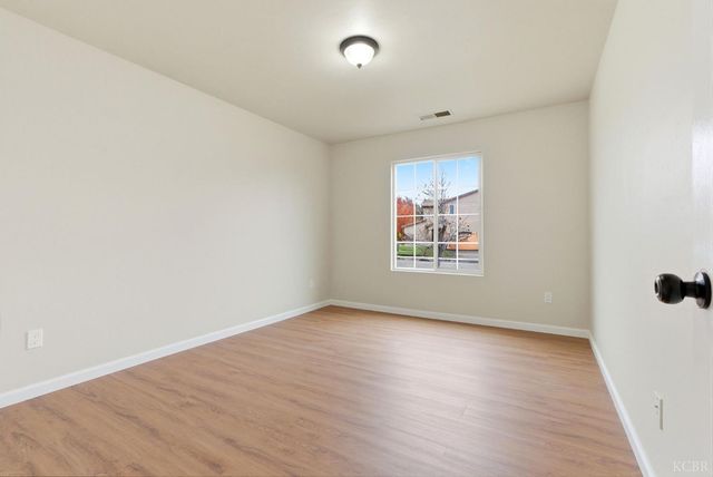 1975 W Tudor Lane, Hanford, CA 93230