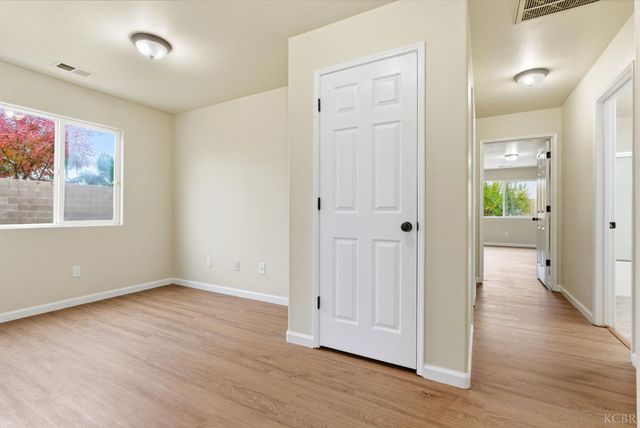 1975 W Tudor Lane, Hanford, CA 93230