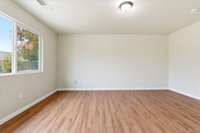 1975 W Tudor Lane, Hanford, CA 93230