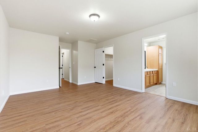 1975 W Tudor Lane, Hanford, CA 93230