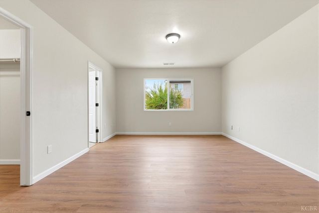 1975 W Tudor Lane, Hanford, CA 93230