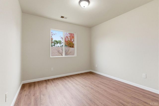 1975 W Tudor Lane, Hanford, CA 93230