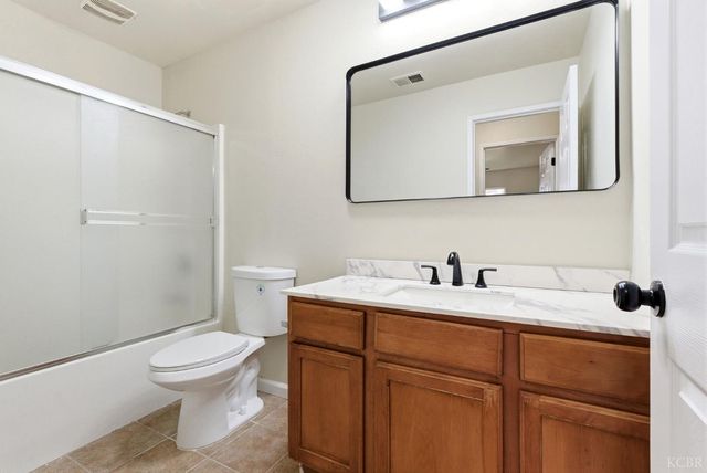 1975 W Tudor Lane, Hanford, CA 93230