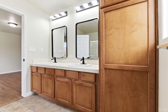 1975 W Tudor Lane, Hanford, CA 93230